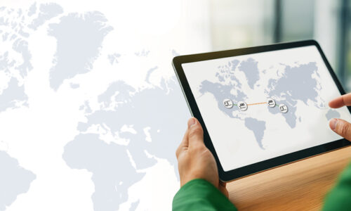Abbildung eines Mitarbeiters mit einem Tabelet auf dem Routing Informationen abgebildet sind